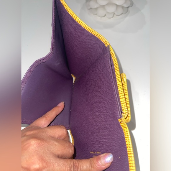 AUTHENTIC LOUIS VUITTON EPI WALLET - Picture 10 of 15